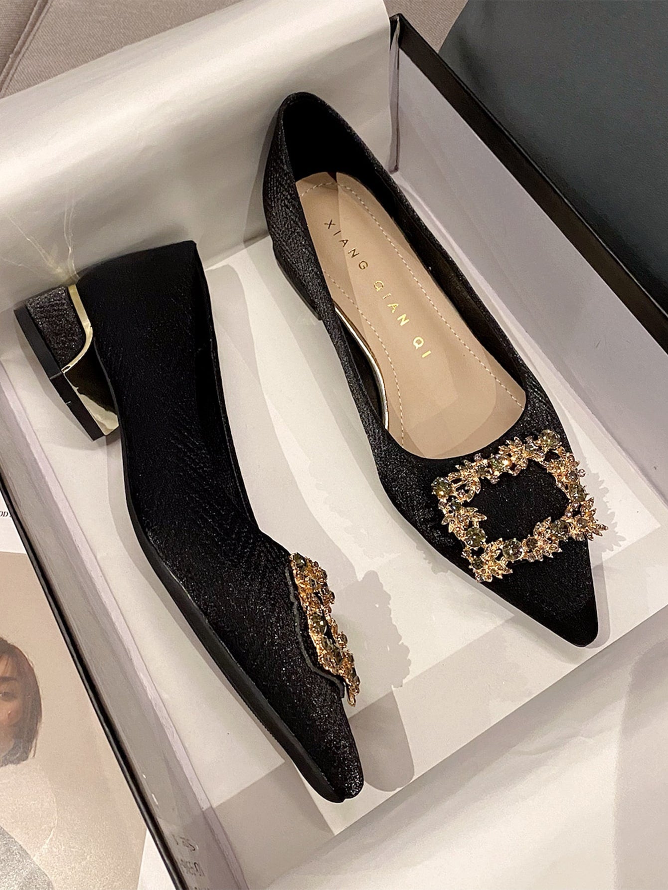 Sapato Bico Fino Texturizado Com Fivela De Pedrarias