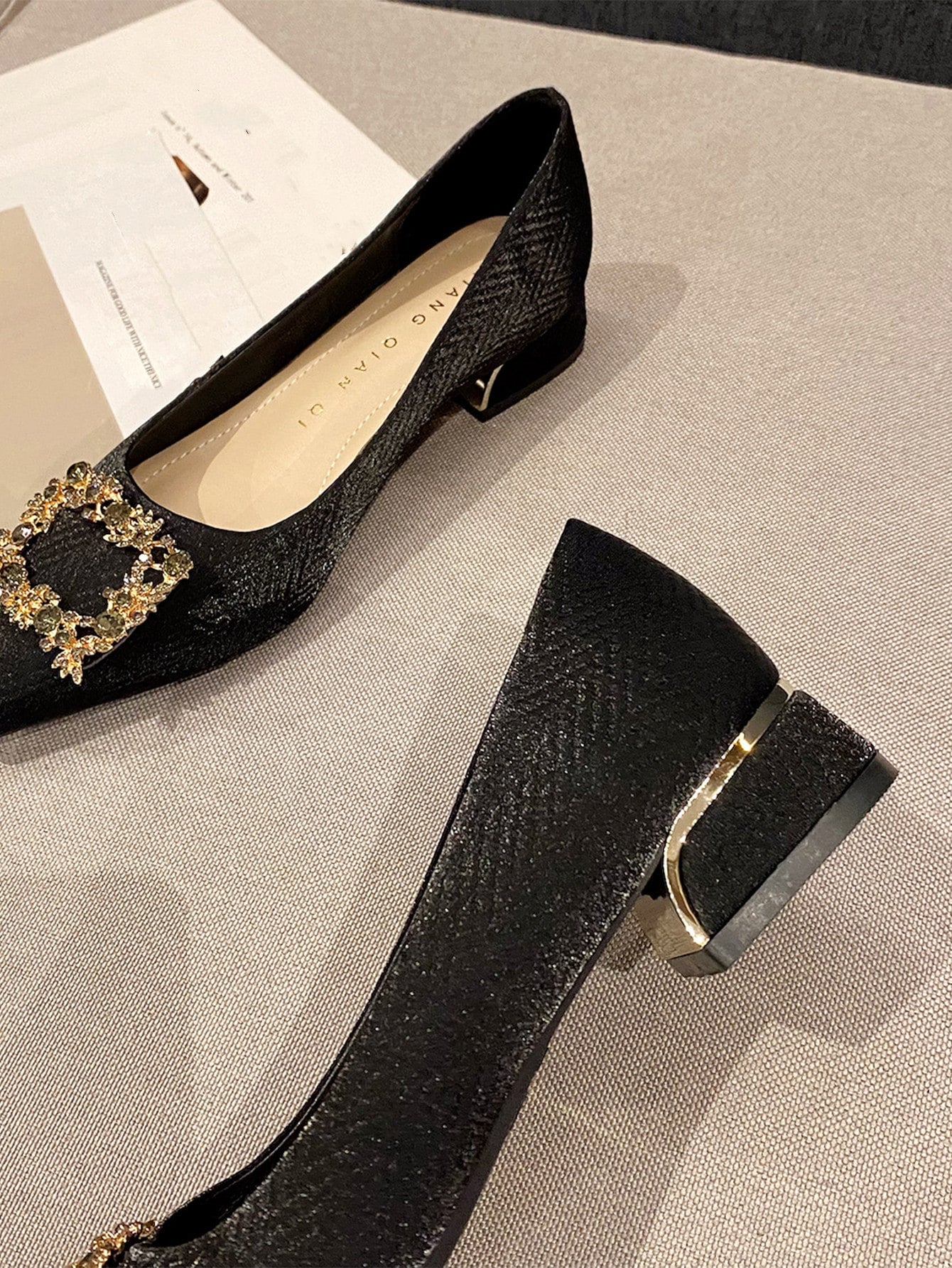 Sapato Bico Fino Texturizado Com Fivela De Pedrarias