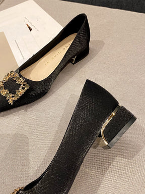 Sapato Bico Fino Texturizado Com Fivela De Pedrarias