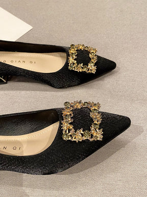 Sapato Bico Fino Texturizado Com Fivela De Pedrarias