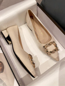 Sapato Bico Fino Texturizado Com Fivela De Pedrarias