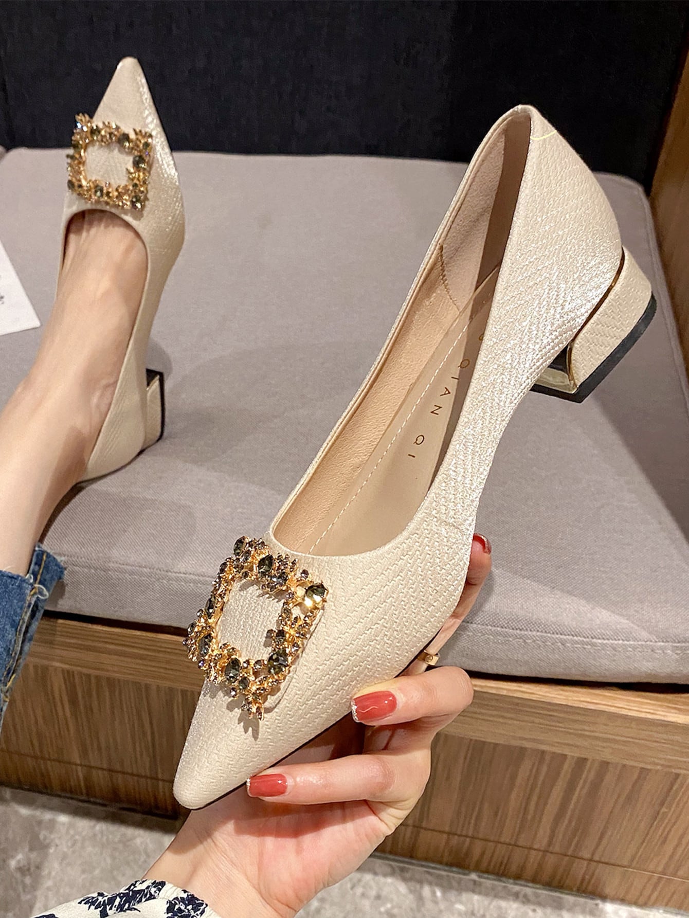 Sapato Bico Fino Texturizado Com Fivela De Pedrarias