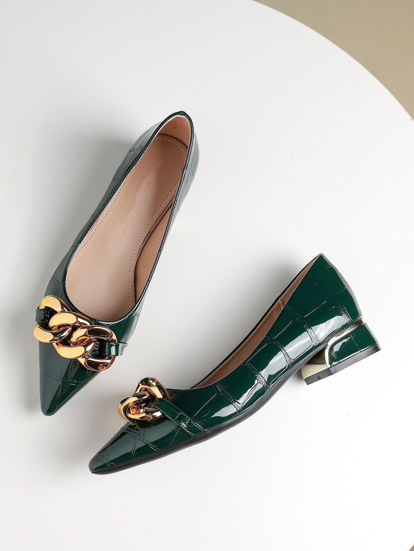 Sapato Verniz Texturizado Croco Com Corrente Metálica