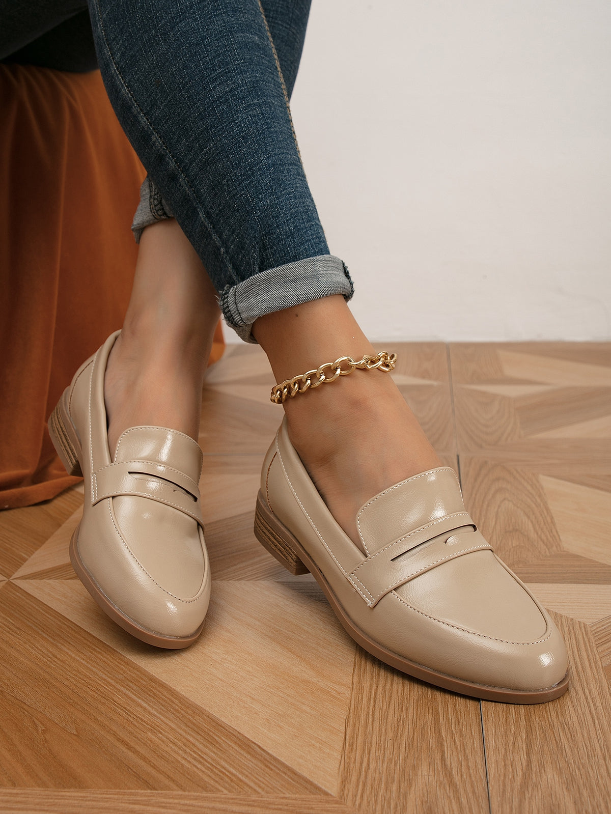 Sapato Mocassim Verniz Liso Com Salto Baixo Elegante