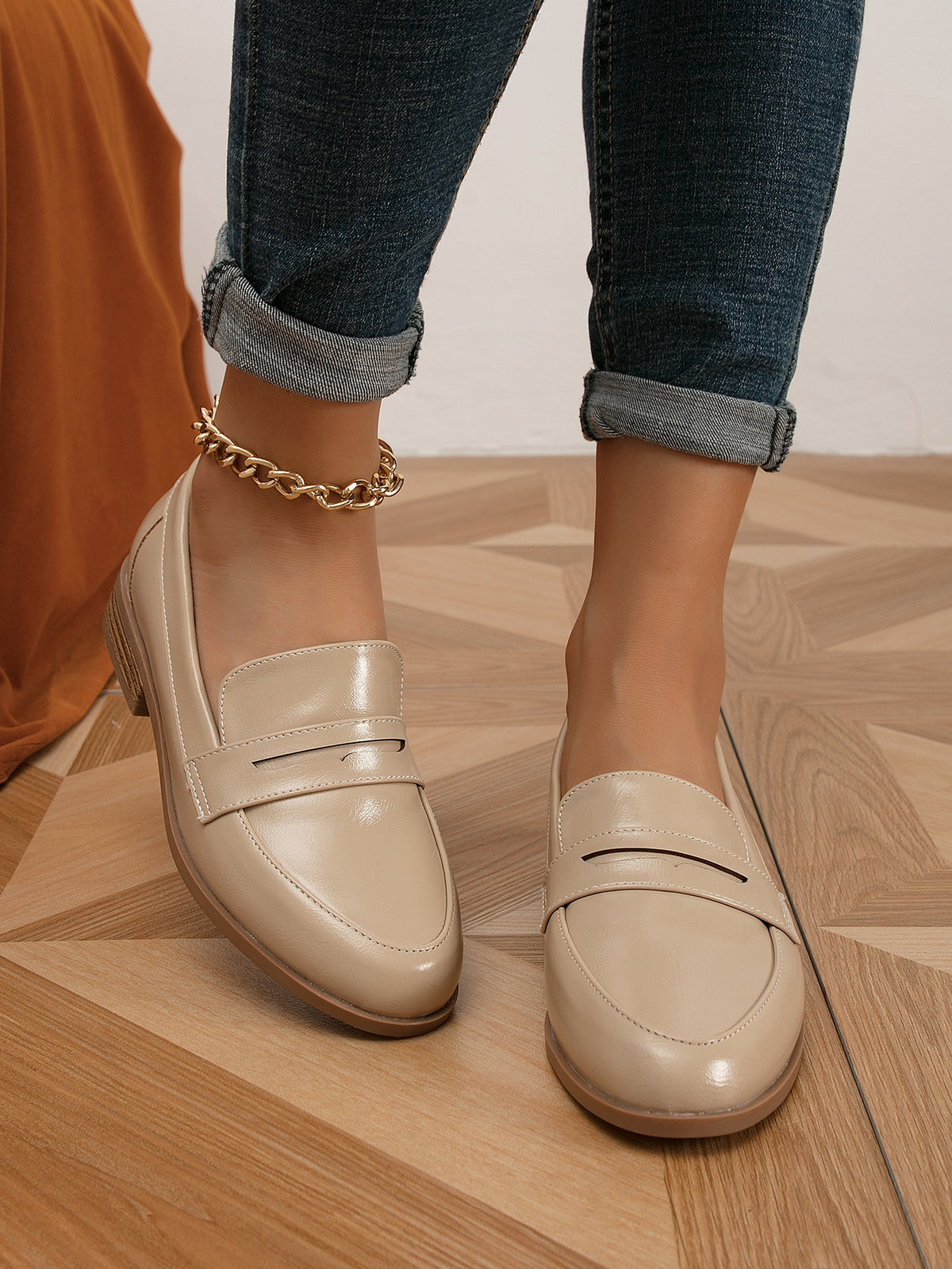 Sapato Mocassim Verniz Liso Com Salto Baixo Elegante