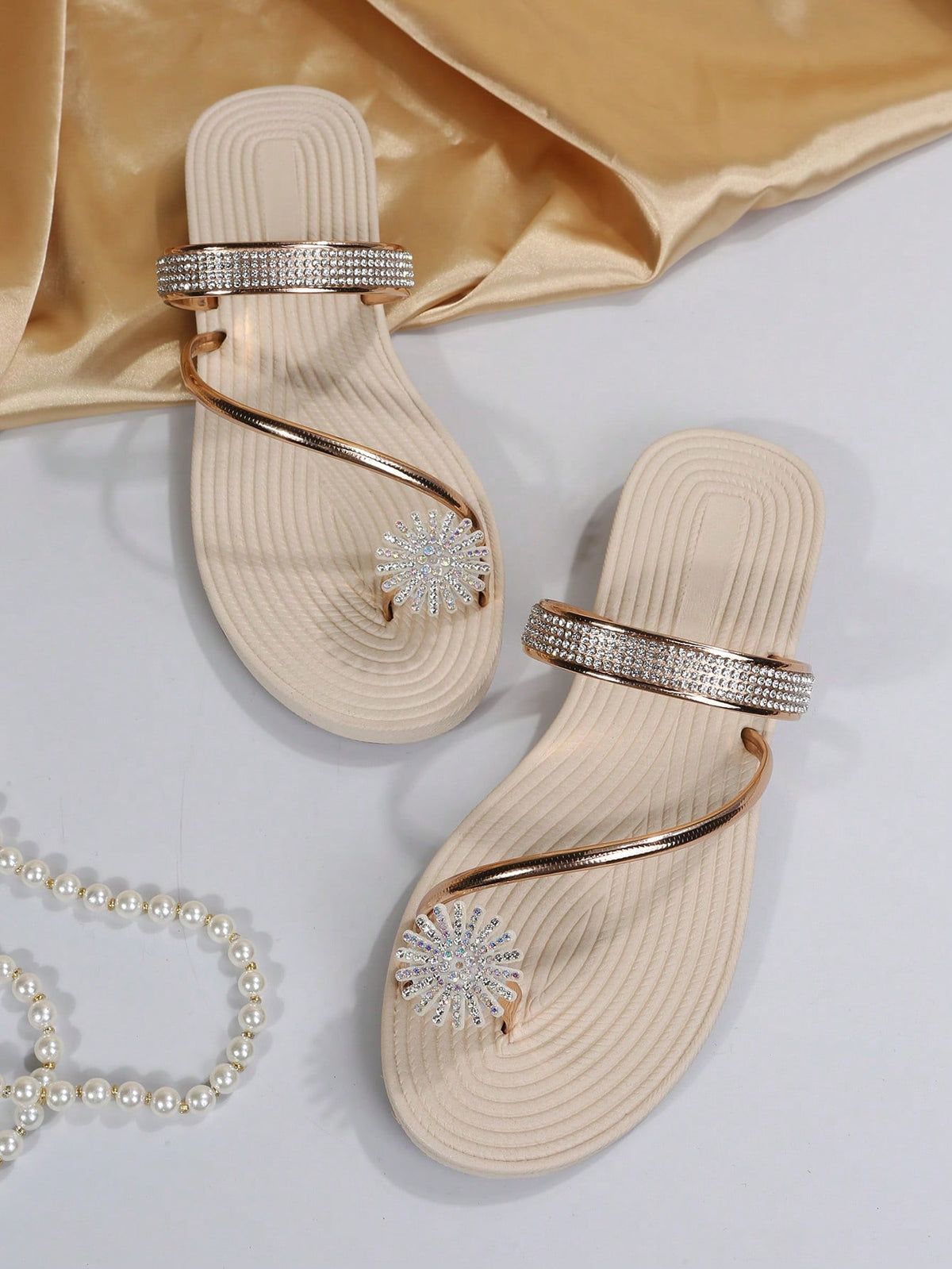 Sandália Rasteira Com Tramas Trançadas E Detalhes Elegantes