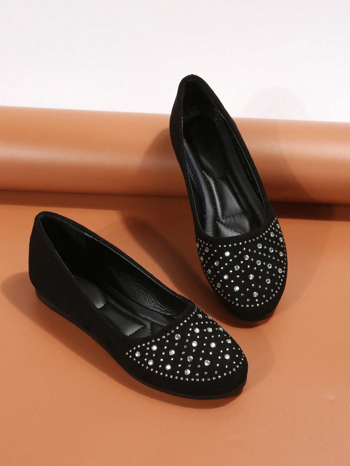 Sapatilha Bico Redondo Com Pedrarias Elegantes