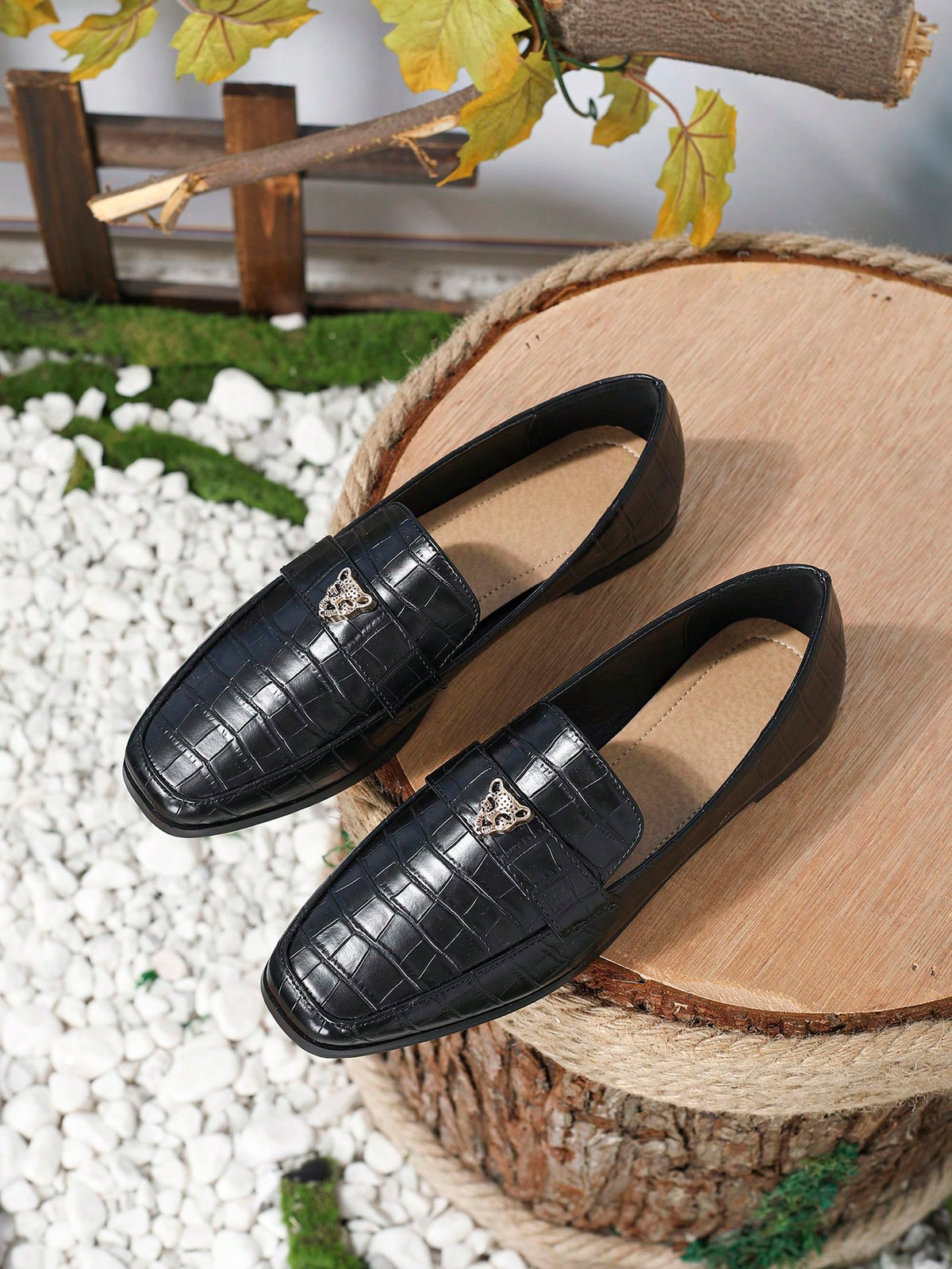 Sapato Mocassim Estampado Com Aplique Metálico Sofisticado