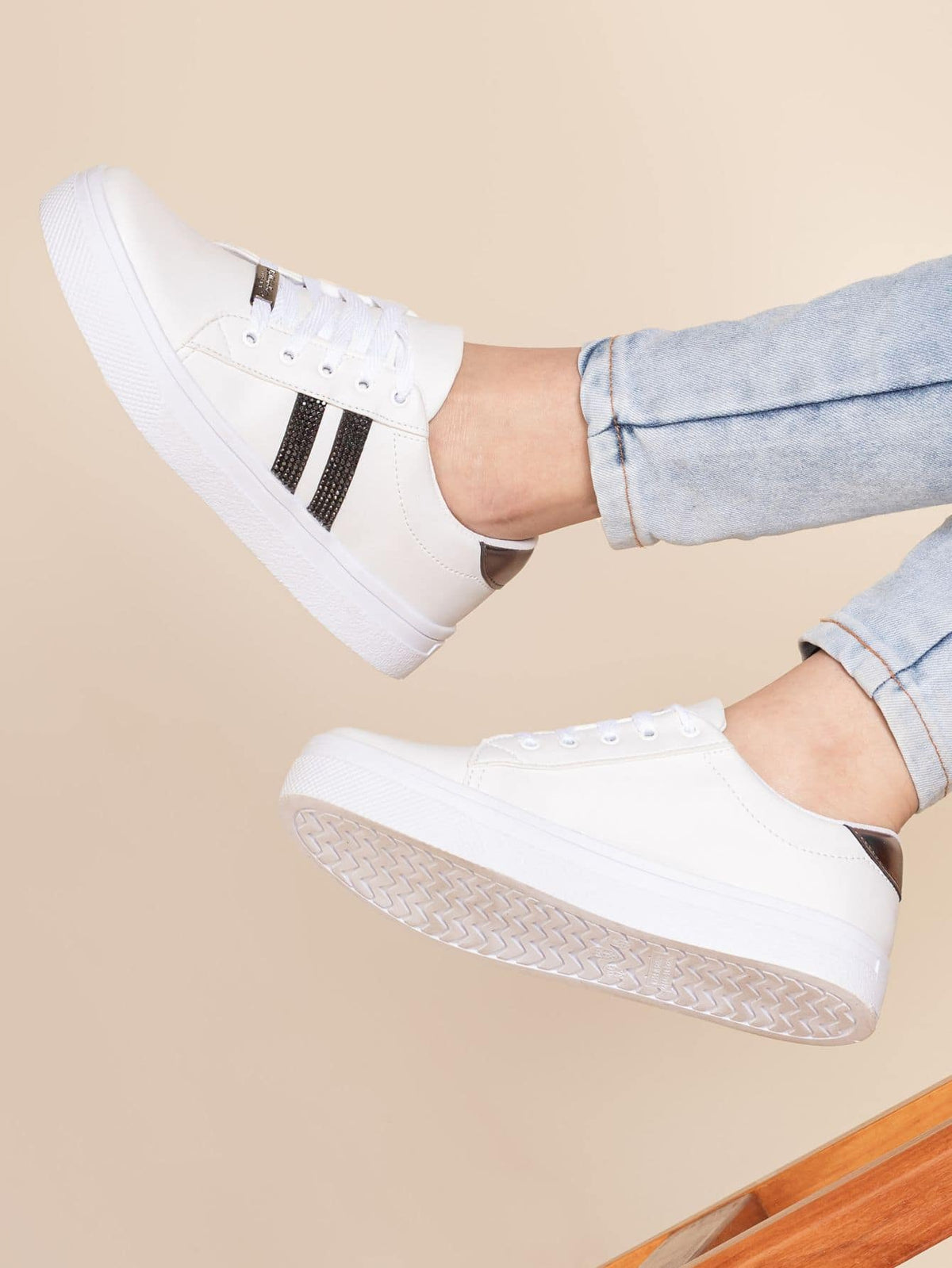 Tênis Casual Sola Alta Com Detalhe Lateral
