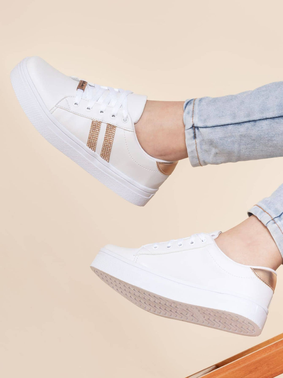Tênis Casual Sola Alta Com Detalhe Lateral