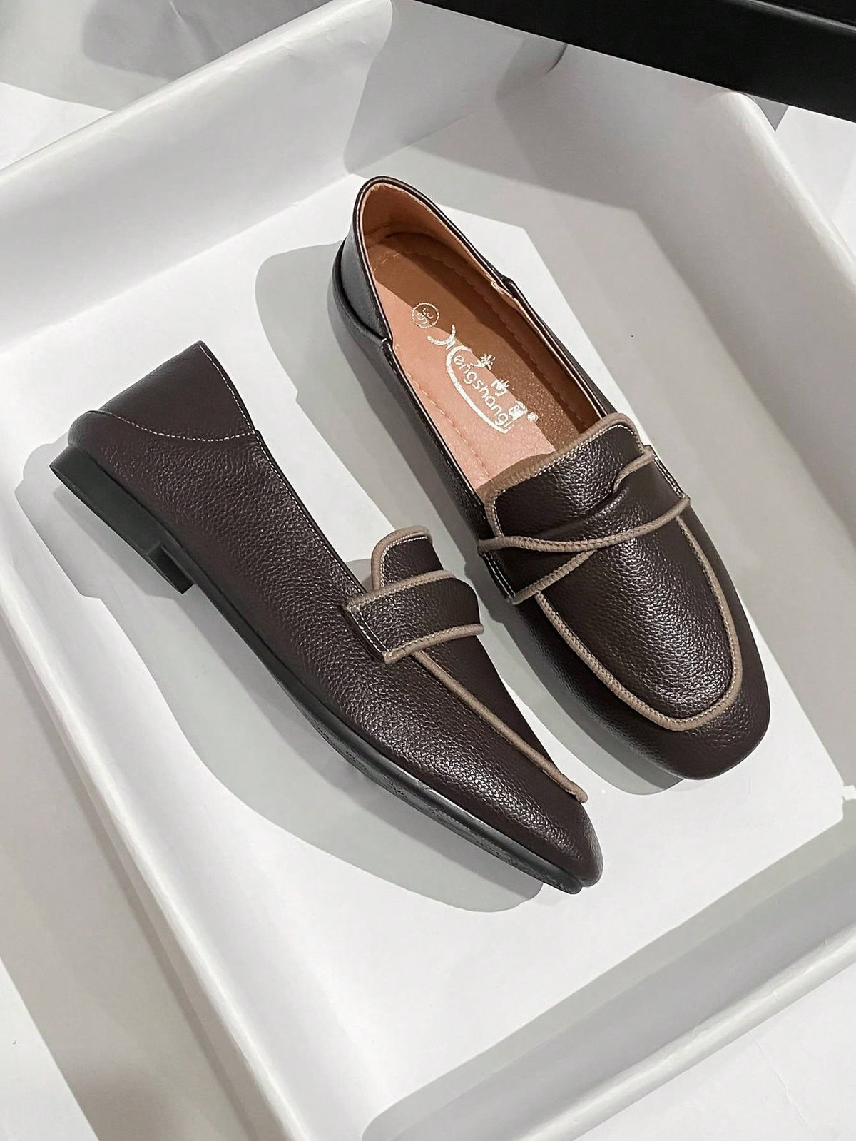 Sapato Mocassim Liso Com Detalhe De Costura Contrastante