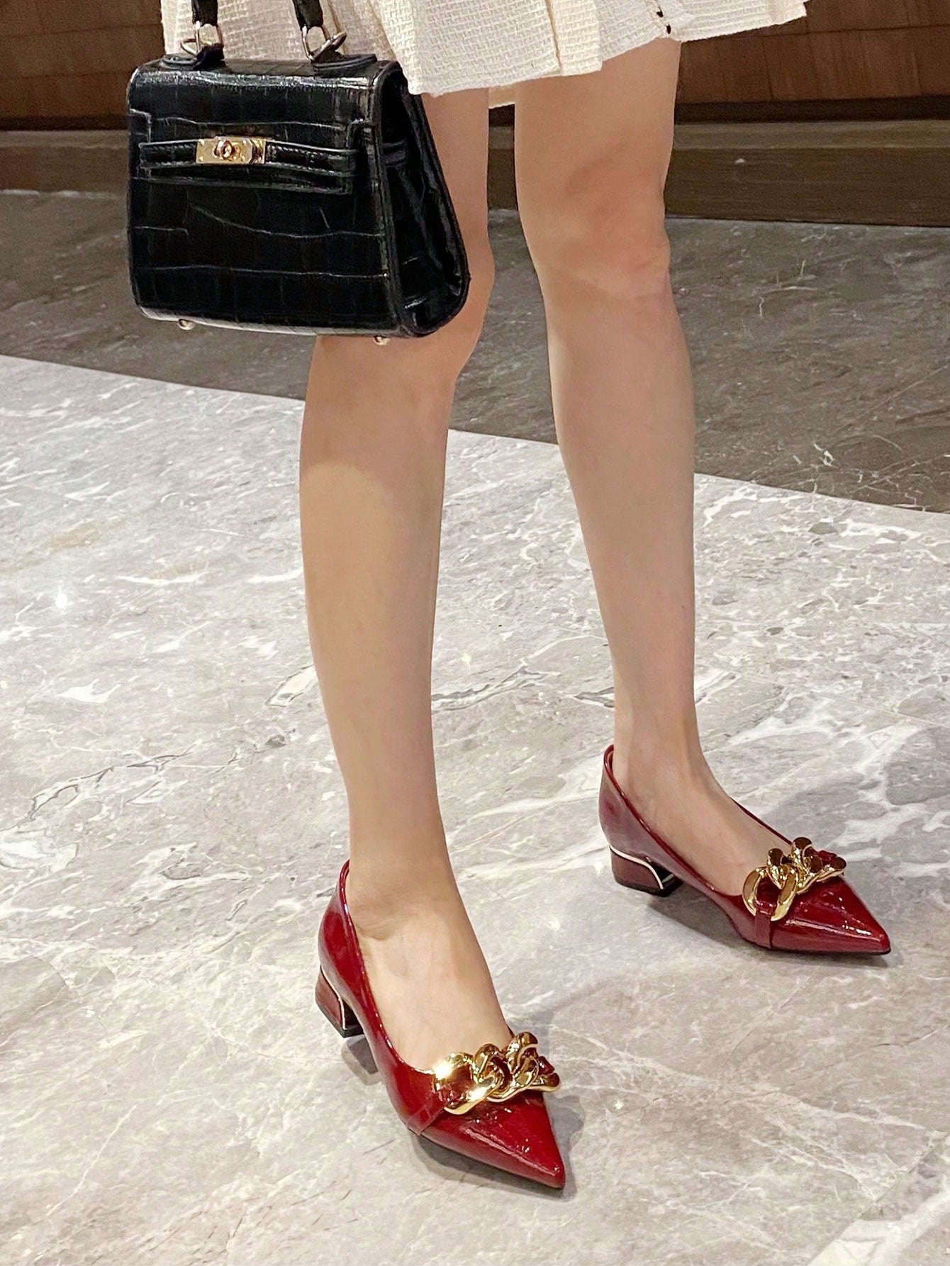 Sapato Verniz Texturizado Croco Com Corrente Metálica