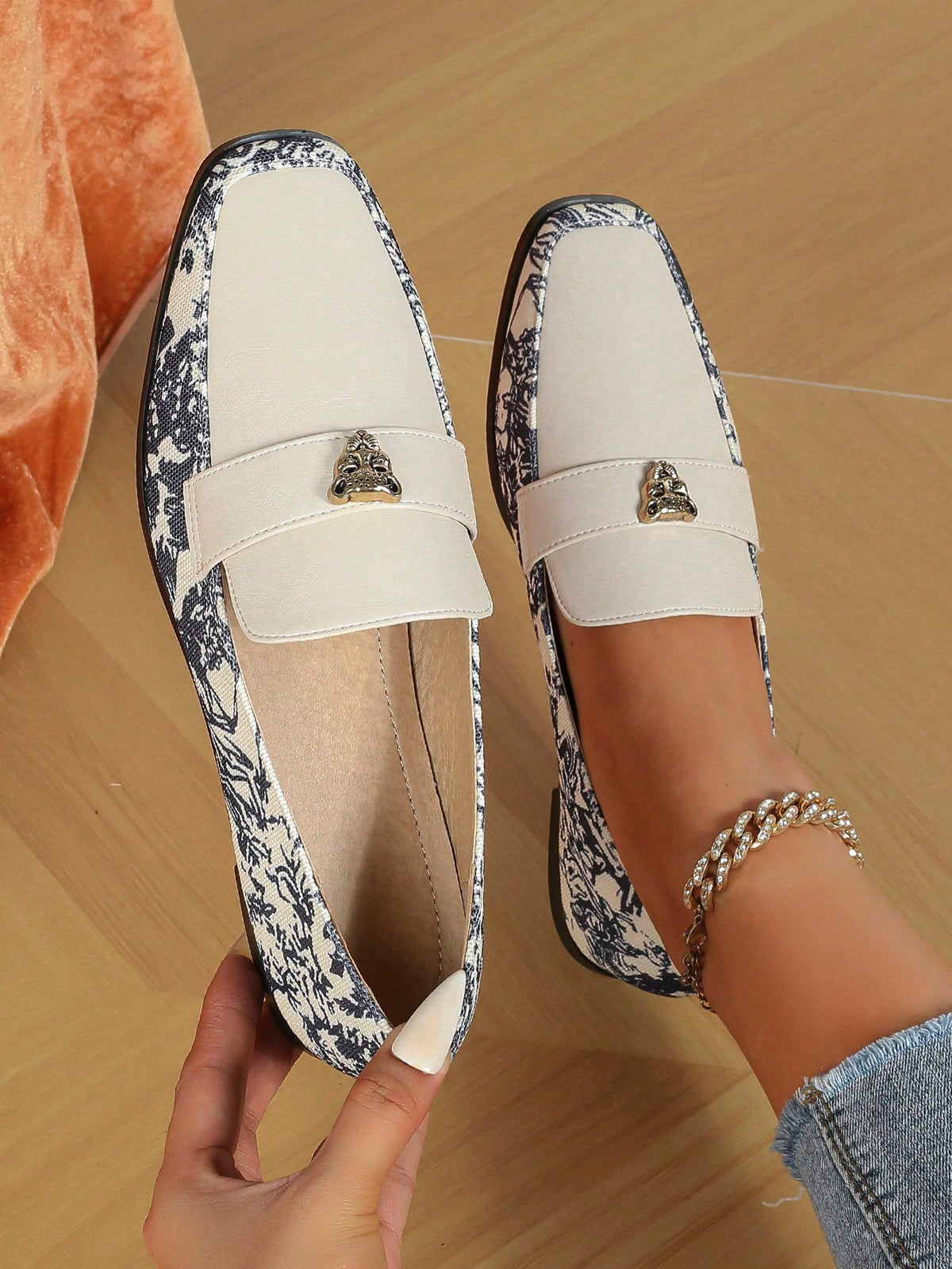 Sapato Mocassim Estampado Com Aplique Metálico Sofisticado