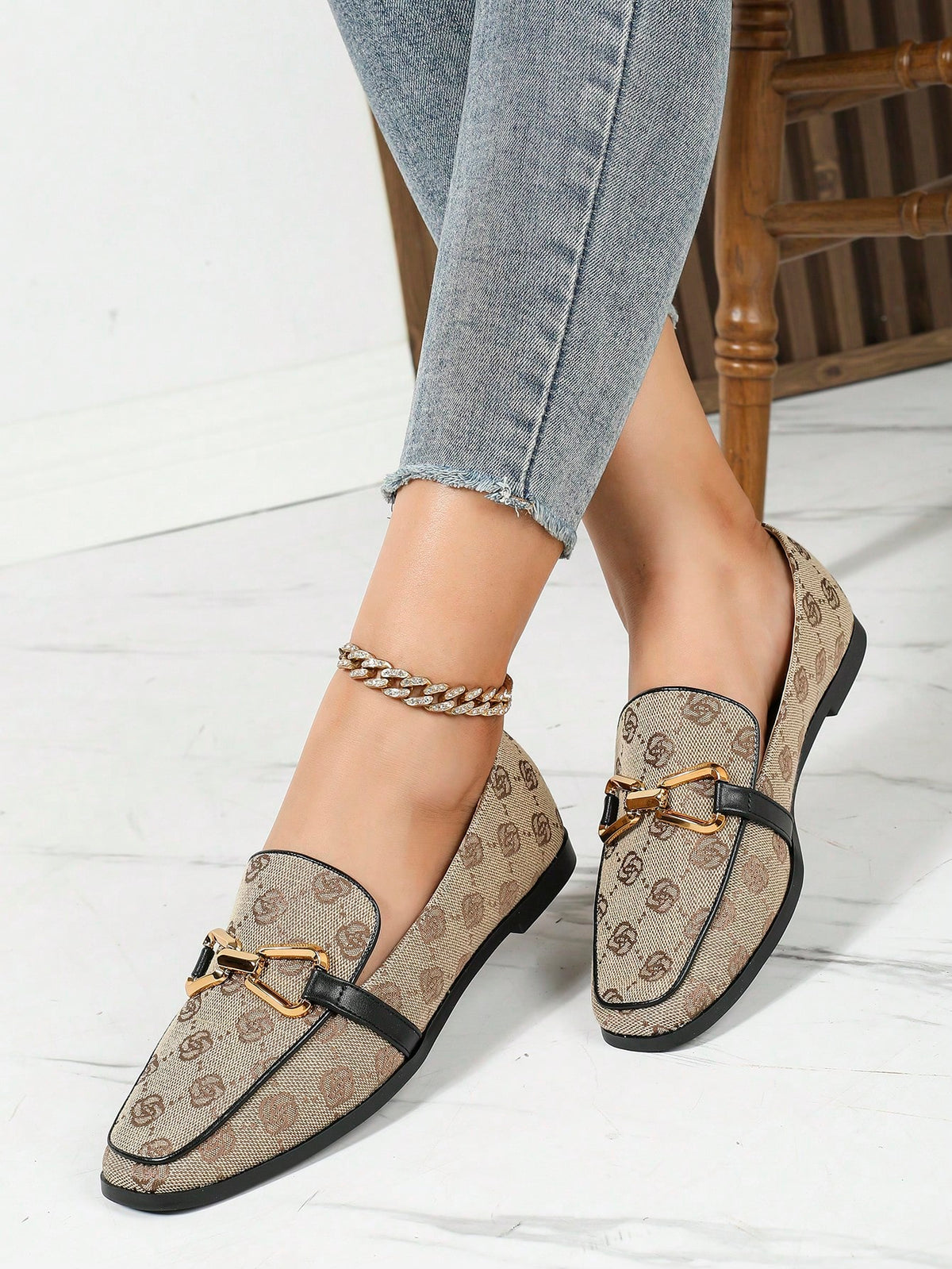 Sapato Mocassim Estampado Com Aplique Metálico Sofisticado