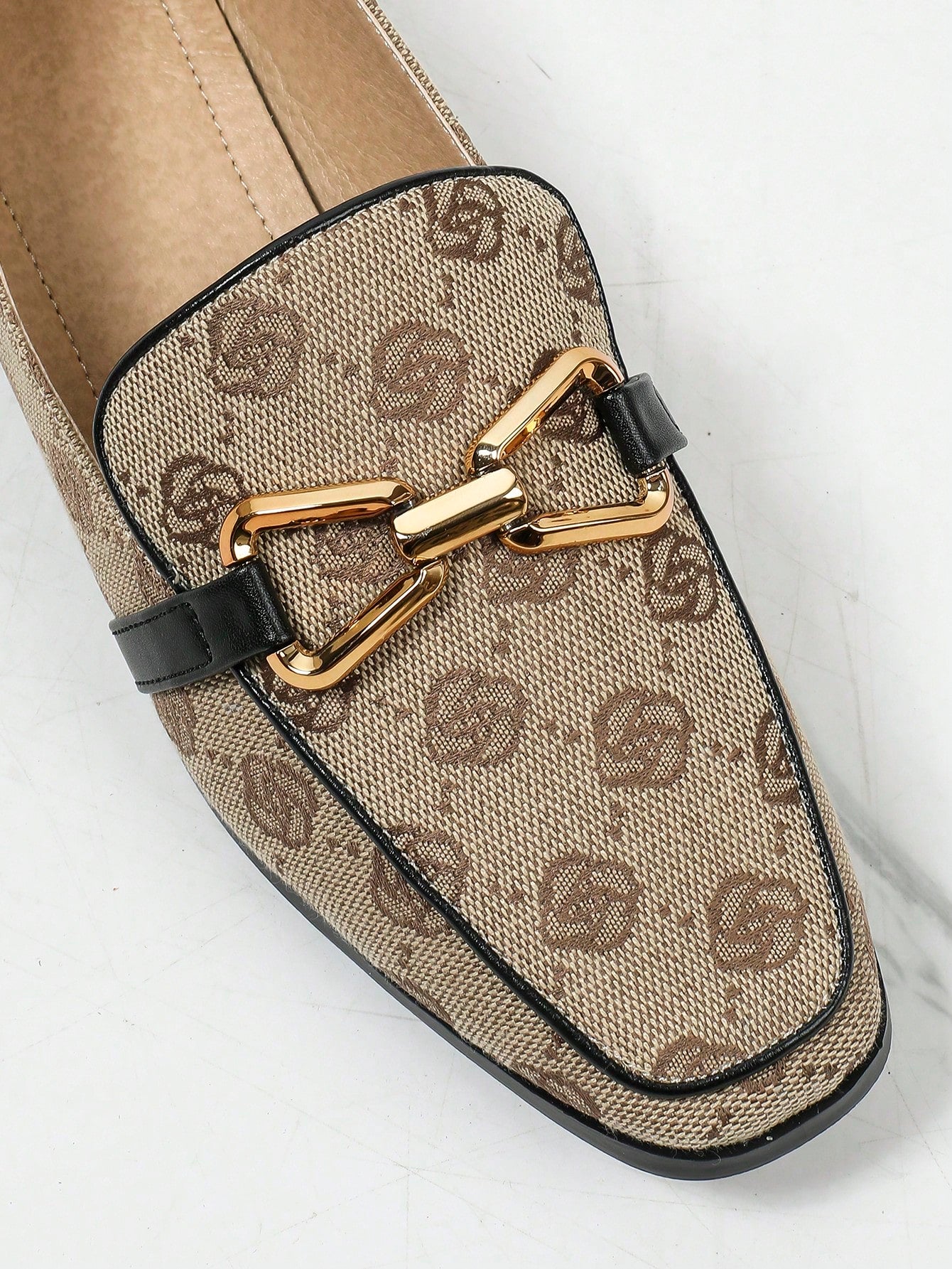 Sapato Mocassim Estampado Com Aplique Metálico Sofisticado