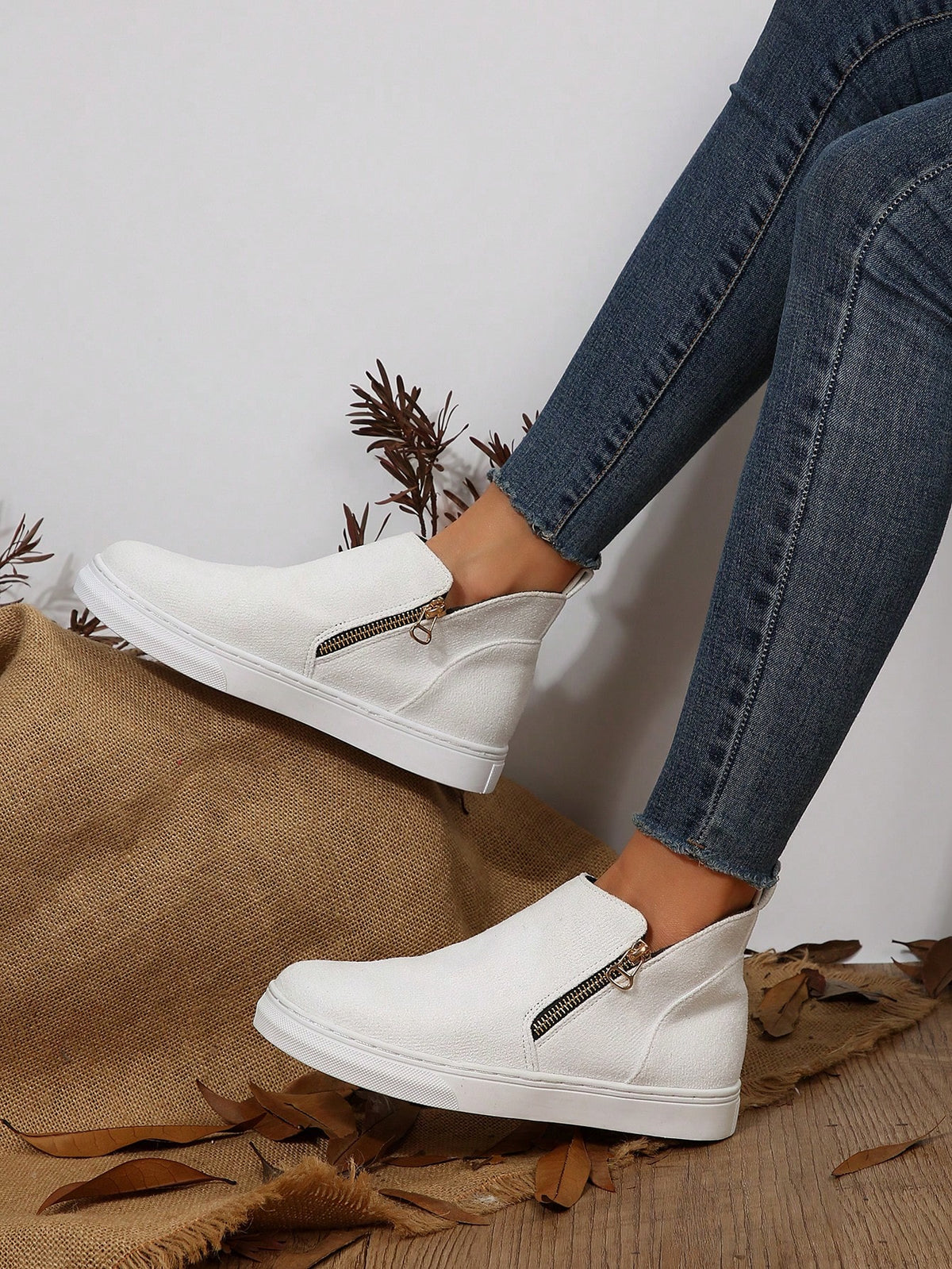 Tênis Slip On Cano Médio Com Zíper Lateral E Solado Flat