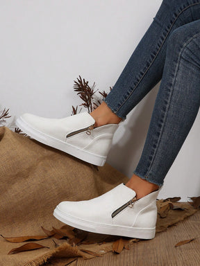 Tênis Slip On Cano Médio Com Zíper Lateral E Solado Flat