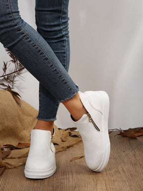 Tênis Slip On Cano Médio Com Zíper Lateral E Solado Flat