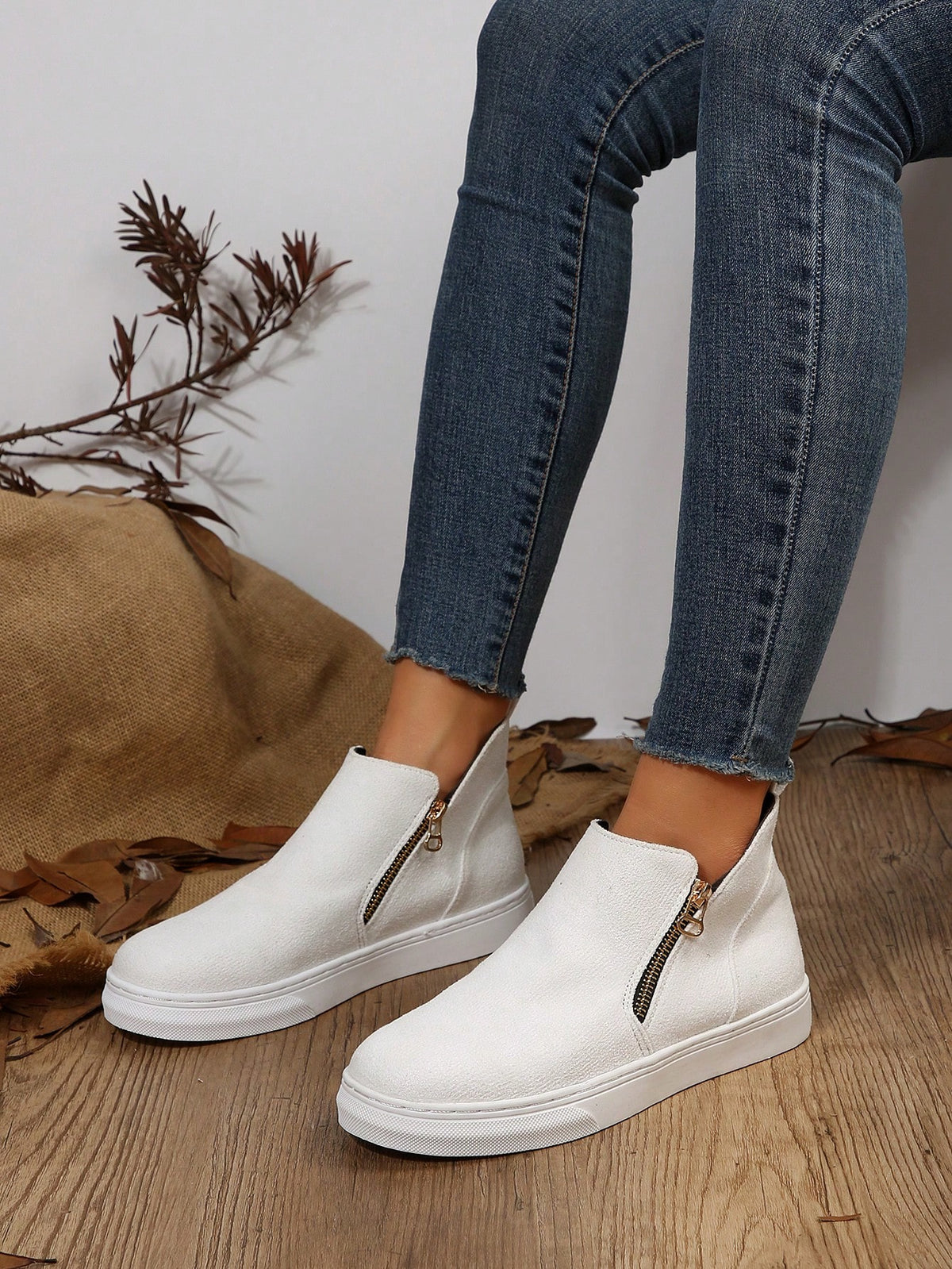 Tênis Slip On Cano Médio Com Zíper Lateral E Solado Flat