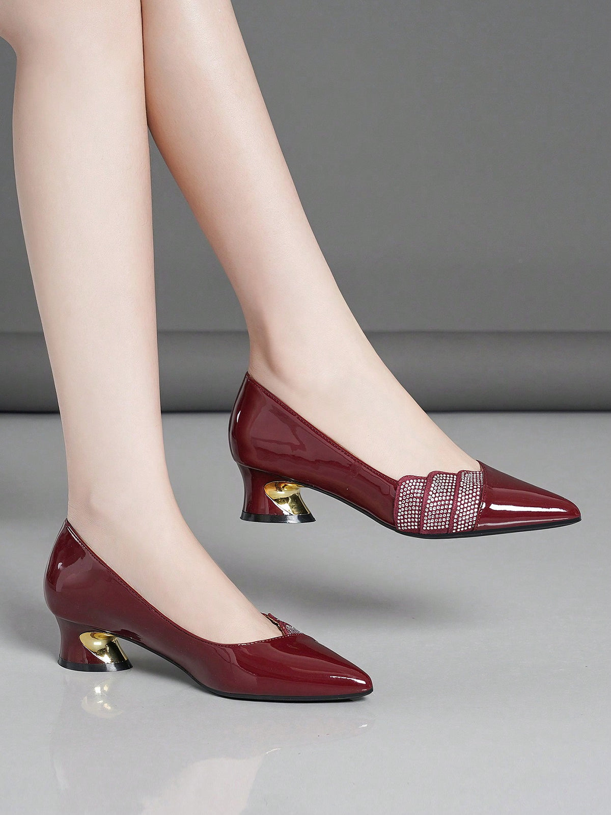 Sapato Verniz Bico Fino Com Detalhe De Strass E Salto