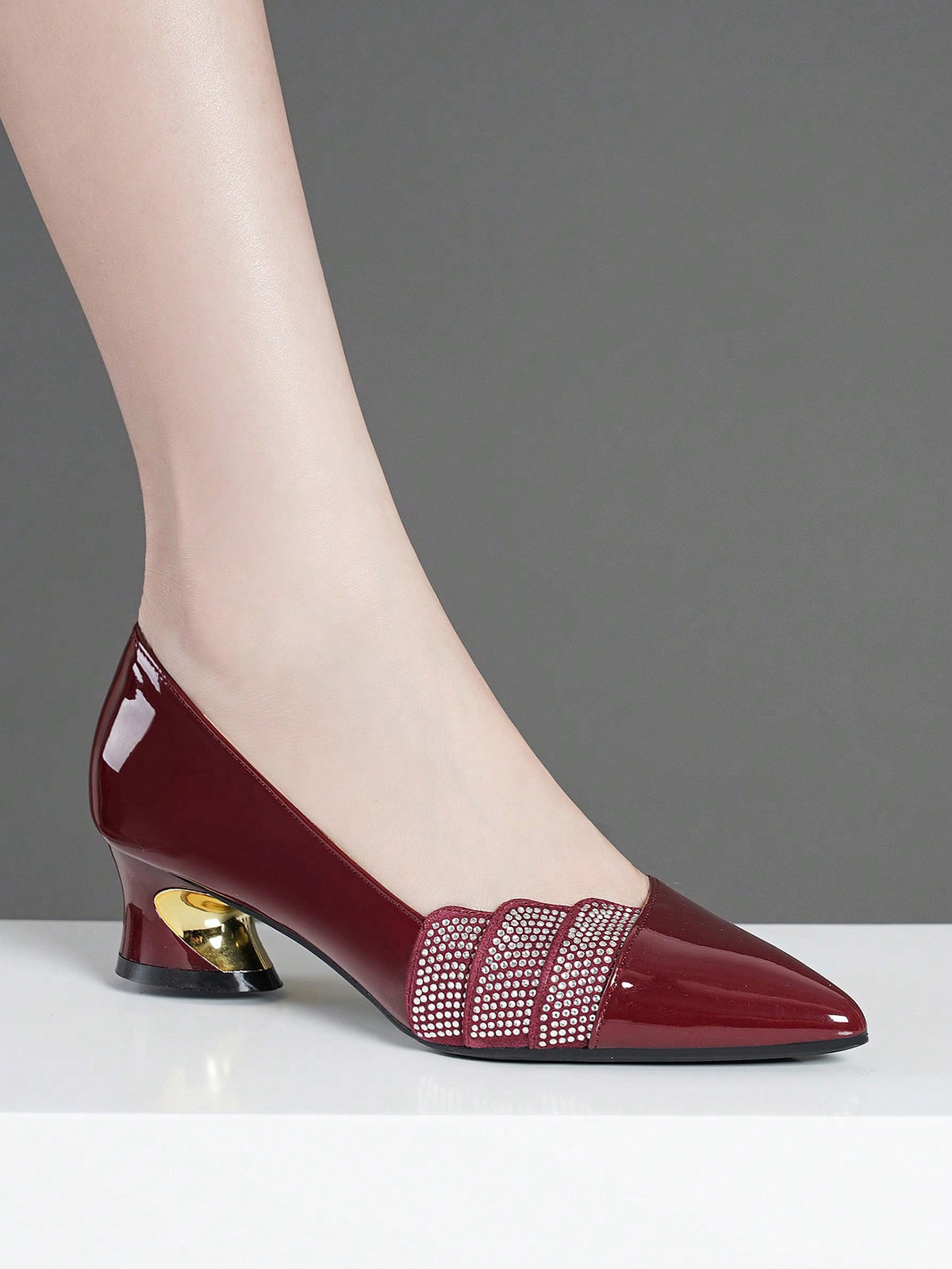 Sapato Verniz Bico Fino Com Detalhe De Strass E Salto