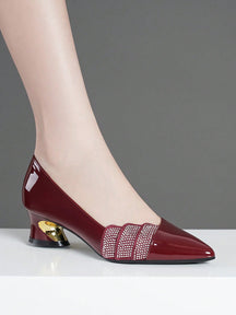 Sapato Verniz Bico Fino Com Detalhe De Strass E Salto
