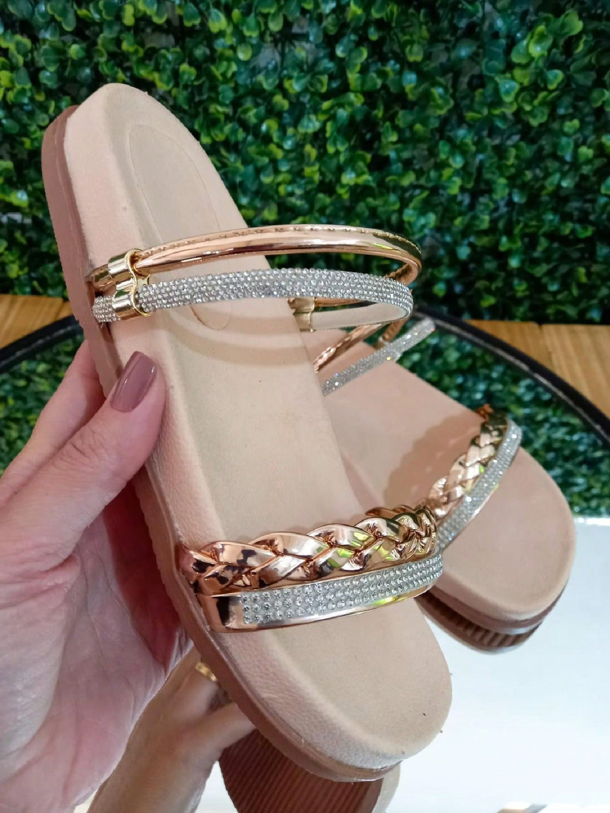 Sandália Flatform Com Tiras Brilhantes E Trança