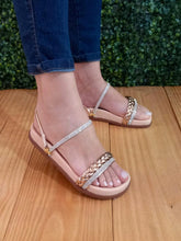 Sandália Flatform Com Tiras Brilhantes E Trança