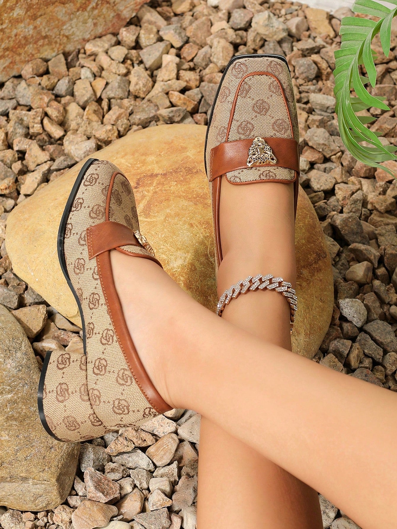 Sapato Mocassim Estampado Com Aplique Metálico E Salto Bloco