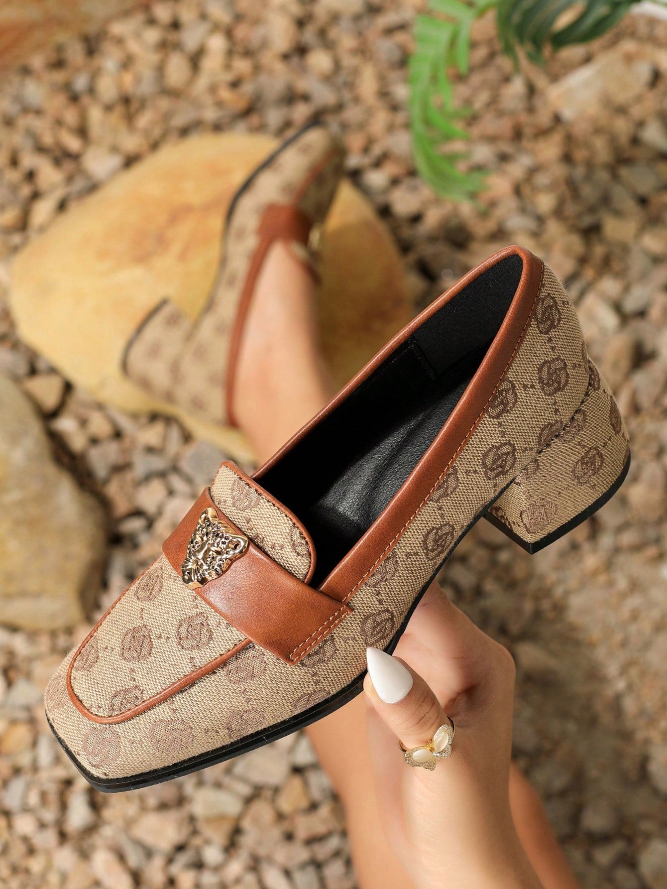 Sapato Mocassim Estampado Com Aplique Metálico E Salto Bloco