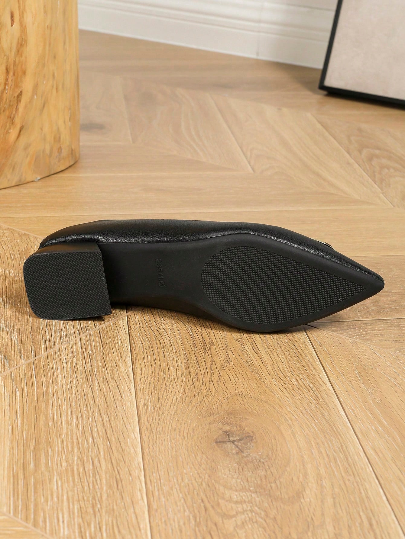 Sapato Bico Fino Com Aplique Redondo Metálico Moderno