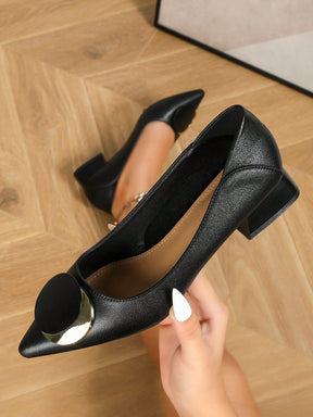 Sapato Bico Fino Com Aplique Redondo Metálico Moderno