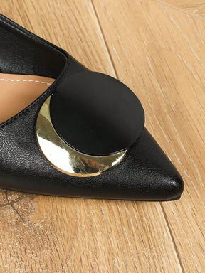 Sapato Bico Fino Com Aplique Redondo Metálico Moderno