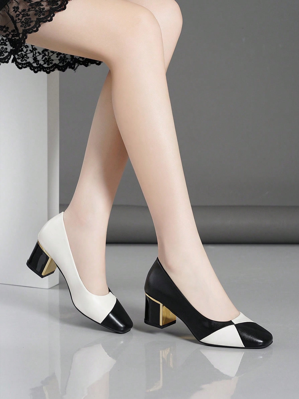 Sapato Bico Redondo Bicolor Com Salto Bloco Elegante