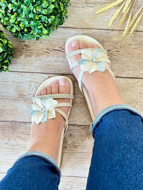 Sandália Rasteira Com Flor Aplicada E Detalhe Brilhante