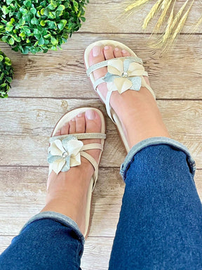 Sandália Rasteira Com Flor Aplicada E Detalhe Brilhante