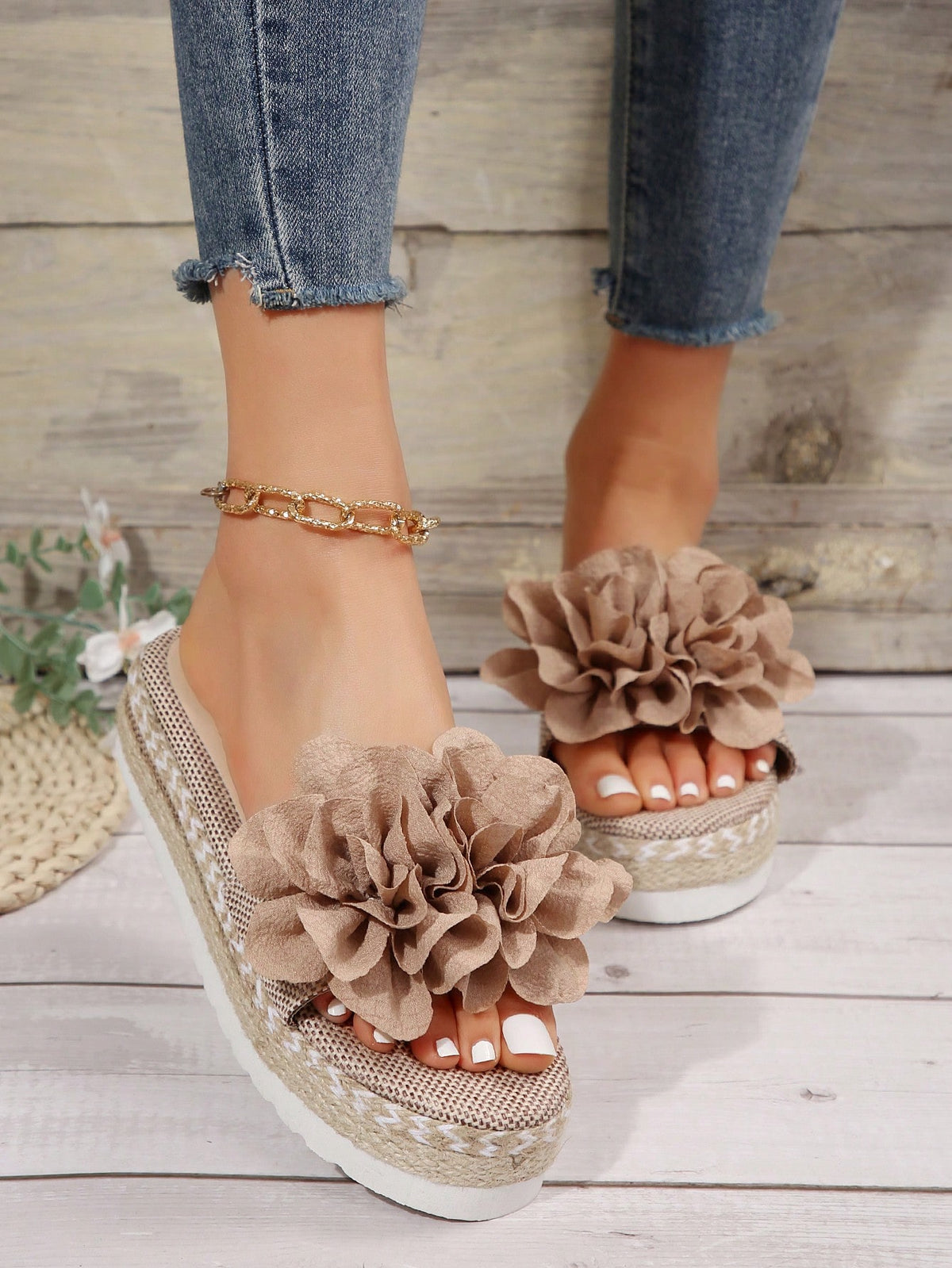Sandália Flatform Com Flores Aplicadas E Detalhes Artesanais