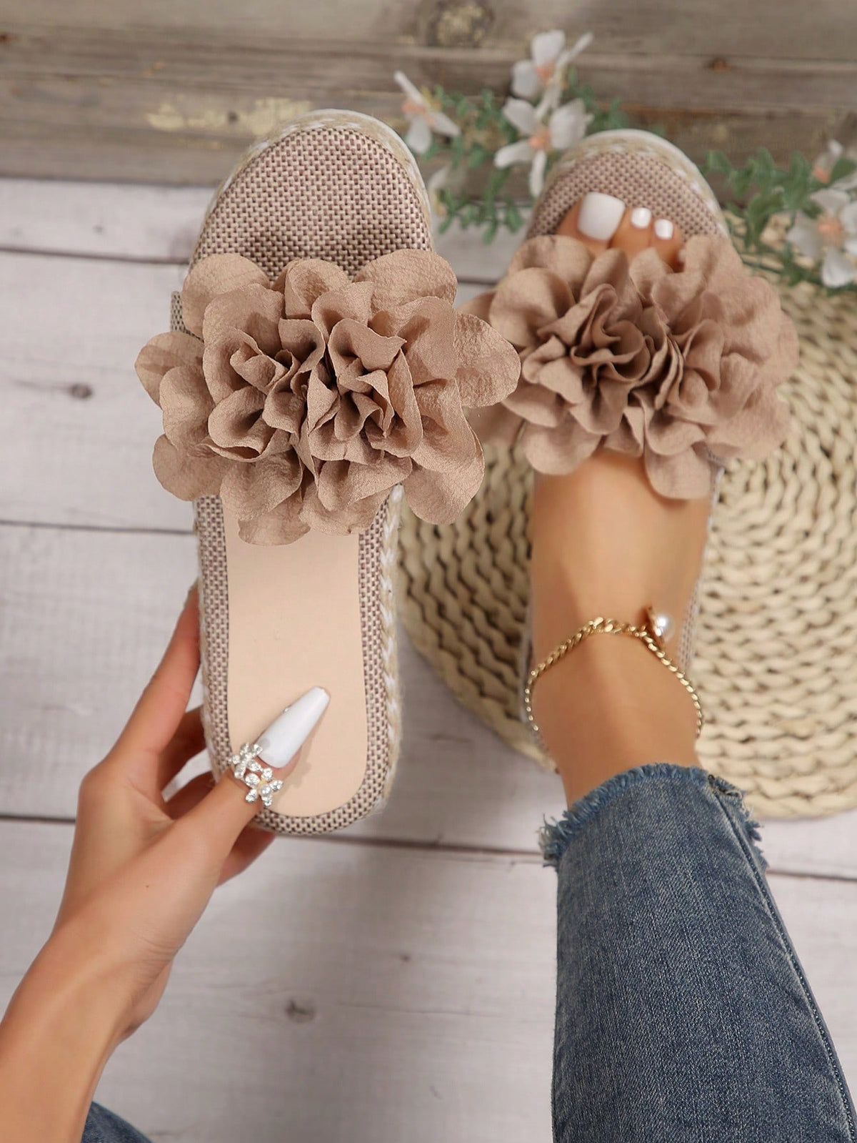Sandália Flatform Com Flores Aplicadas E Detalhes Artesanais
