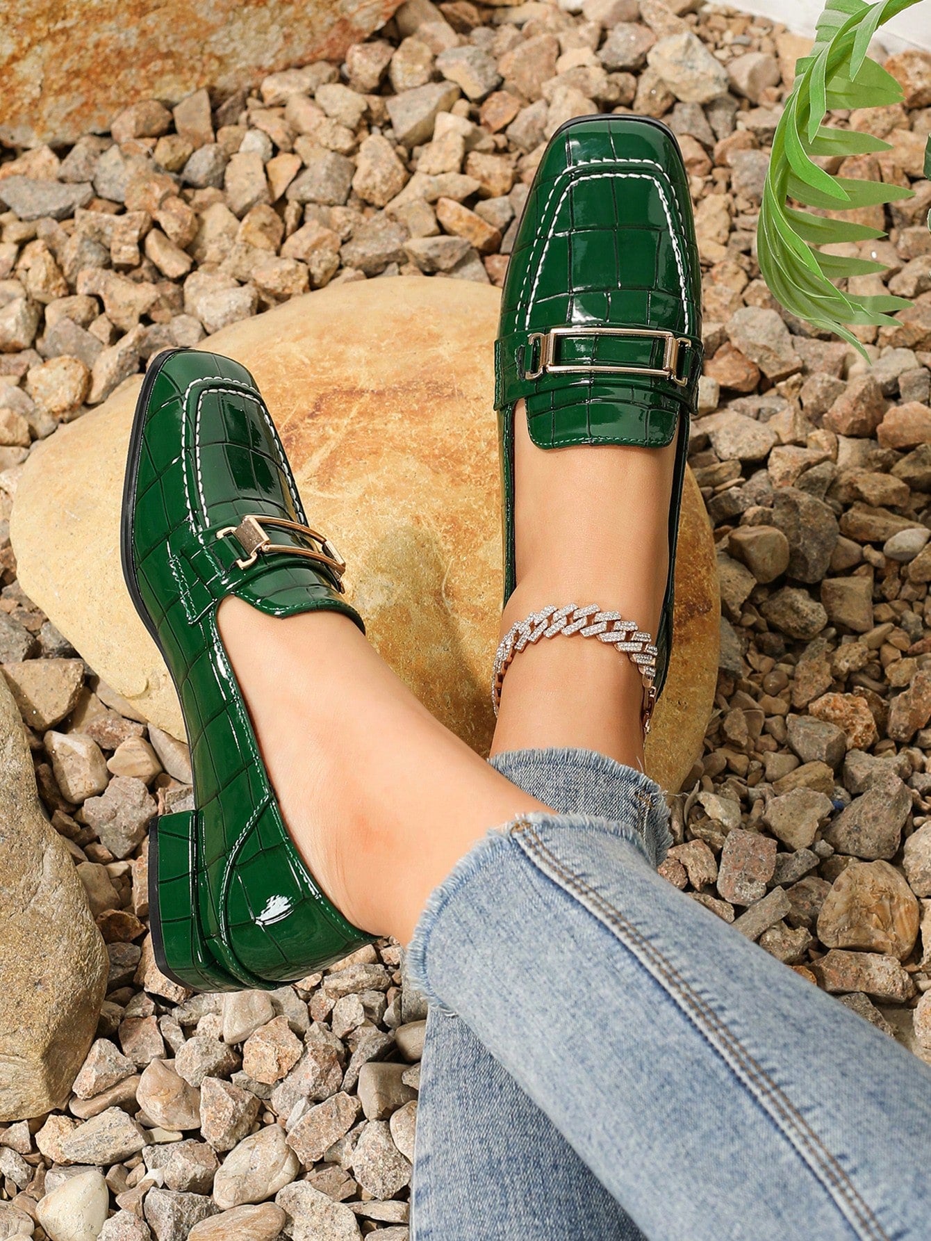 Sapato Mocassim Texturizado Estilo Croco Com Fivela Metálica