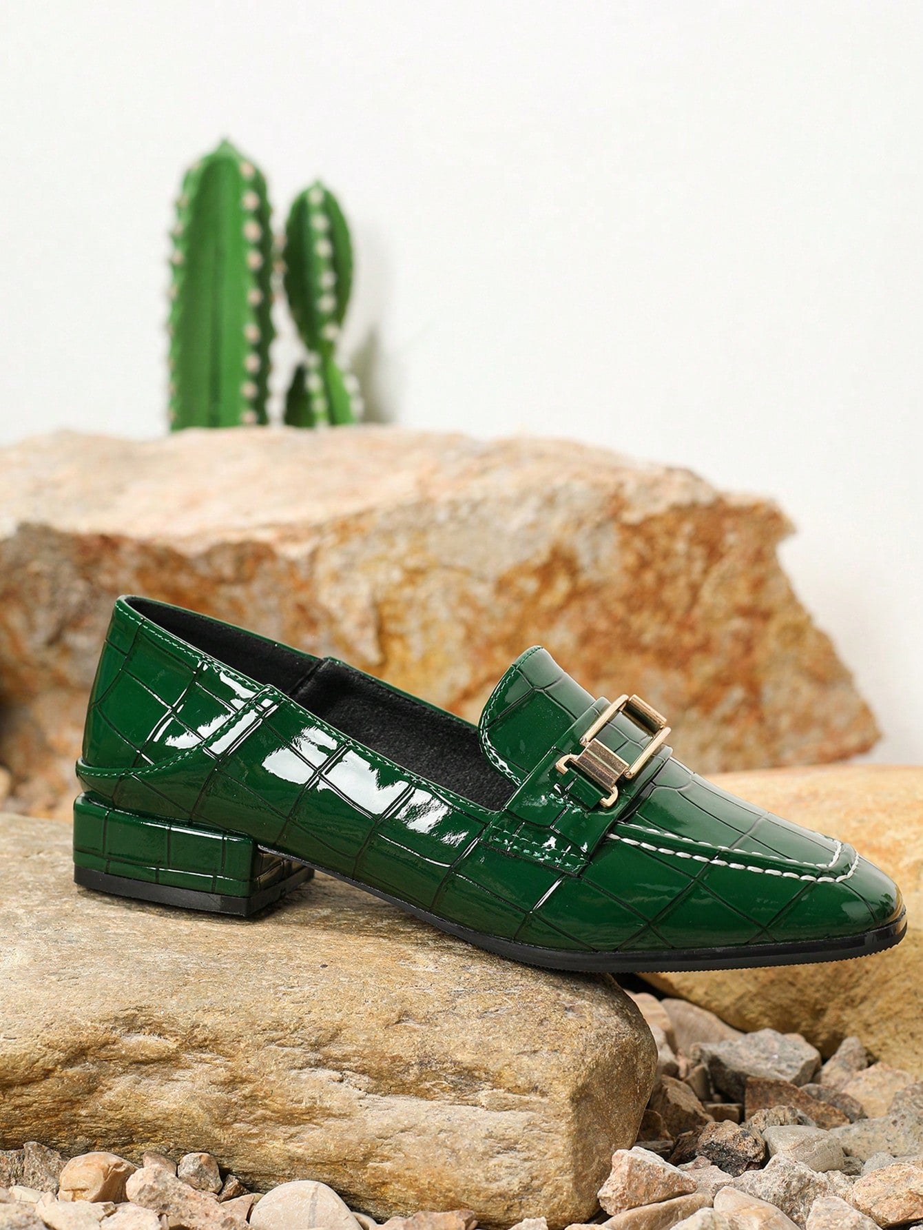 Sapato Mocassim Texturizado Estilo Croco Com Fivela Metálica