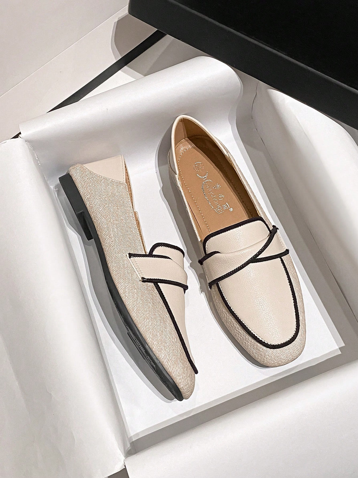 Sapato Mocassim Liso Com Detalhe De Costura Contrastante