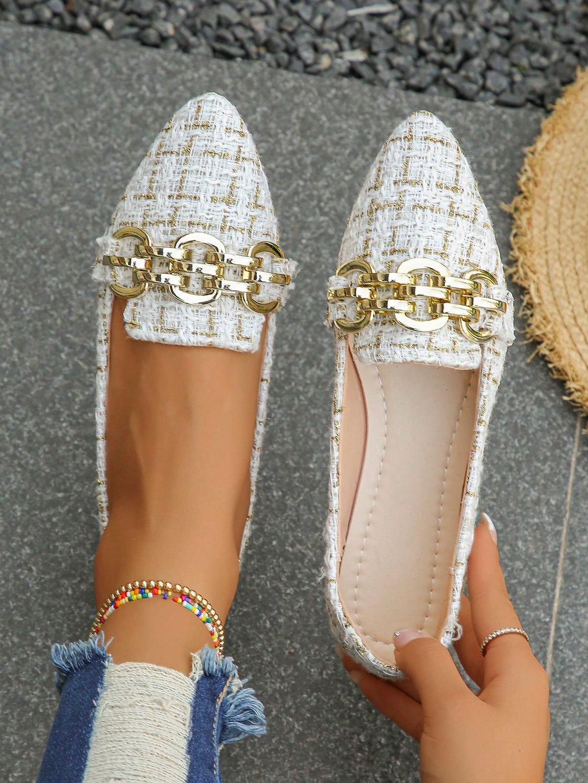 Sapatilha Bico Fino Texturizada Com Corrente Elegante