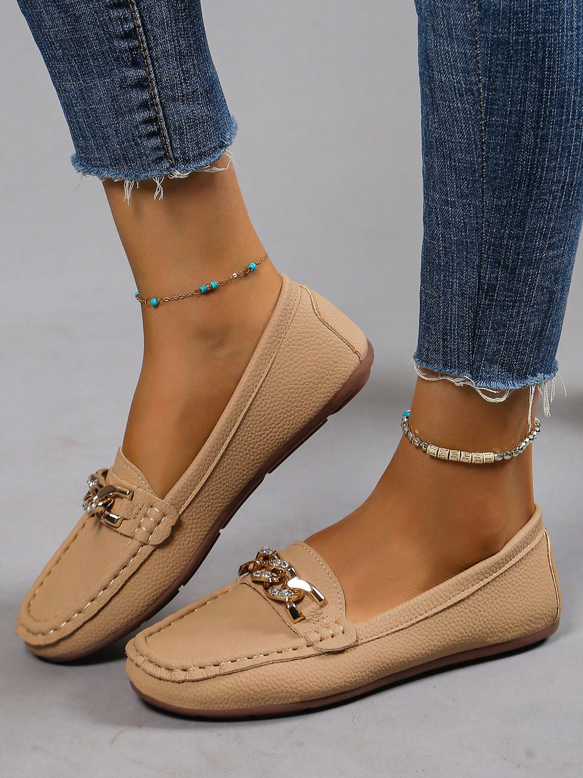 Sapatilha Mocassim Com Corrente Metálica Elegante