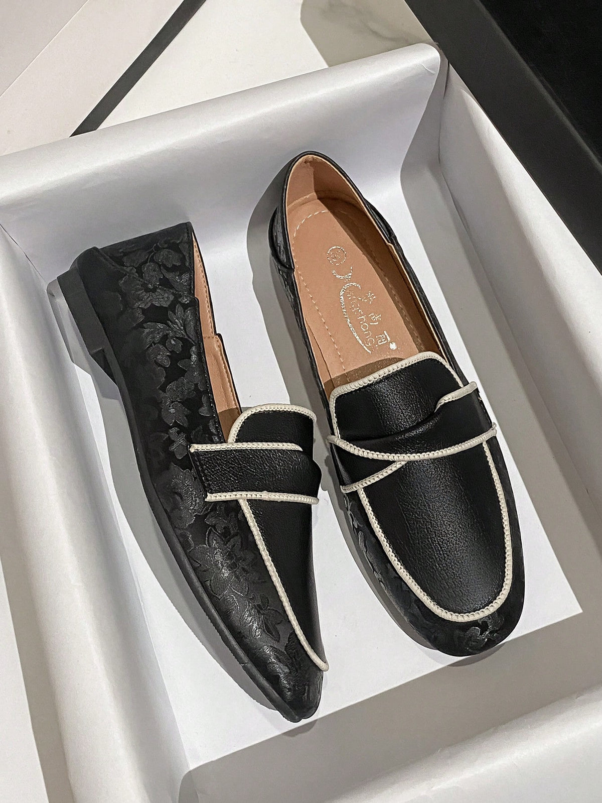 Sapato Mocassim Liso Com Detalhe De Costura Contrastante