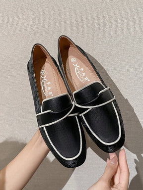 Sapato Mocassim Liso Com Detalhe De Costura Contrastante