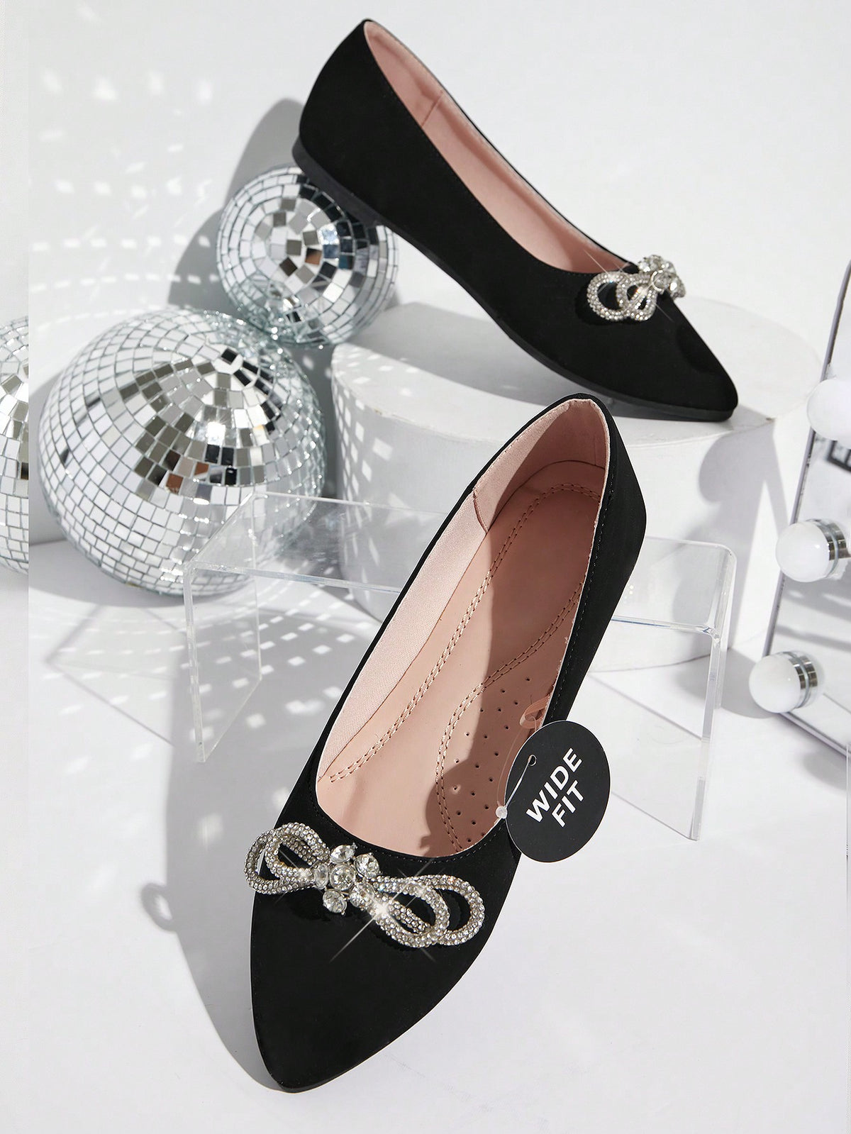 Sapatilha Bico Fino Com Laço De Strass Elegante