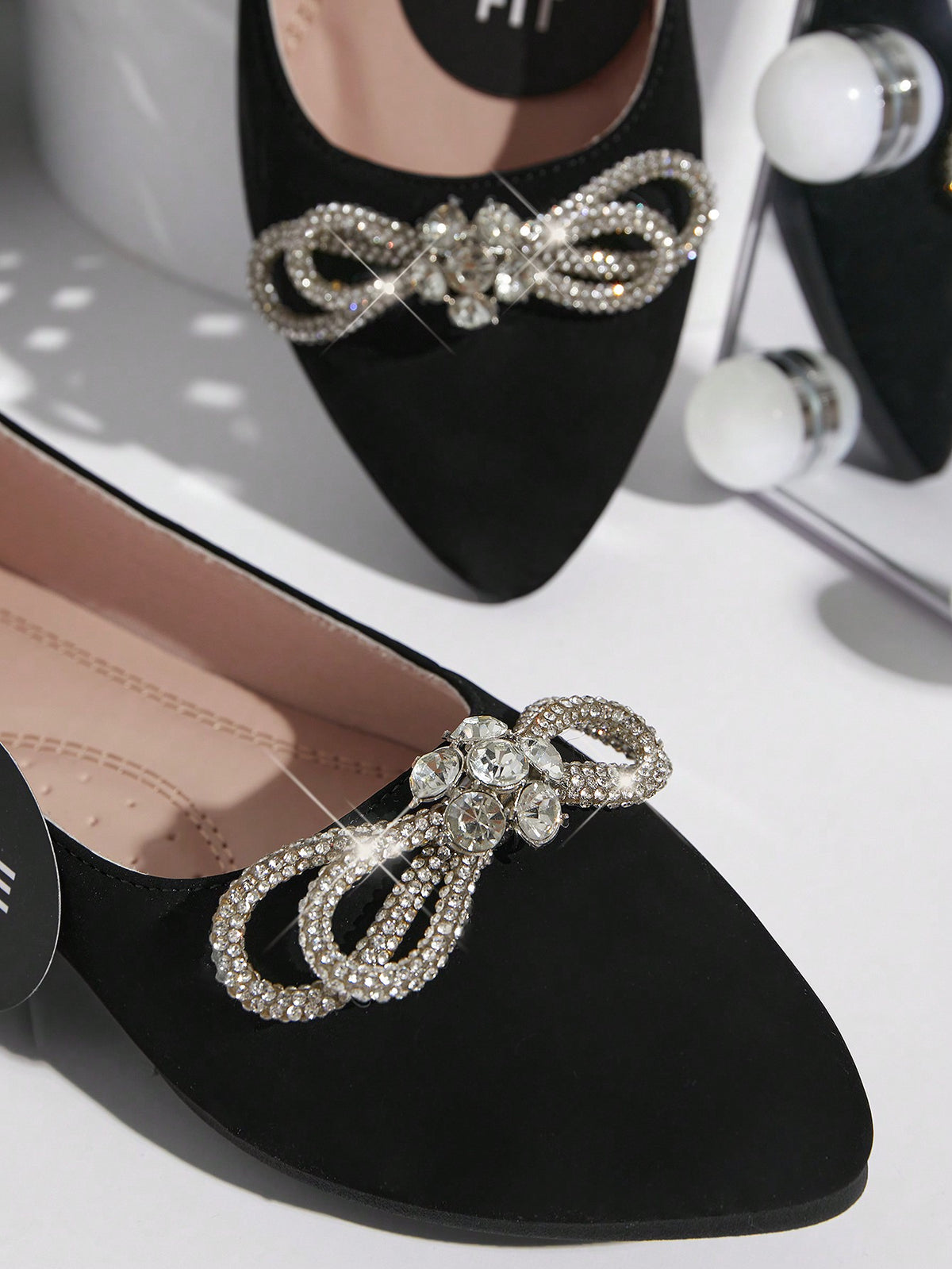 Sapatilha Bico Fino Com Laço De Strass Elegante