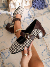 Sapato Bico Quadrado Pied De Poule Com Fivela E Salto Bloco