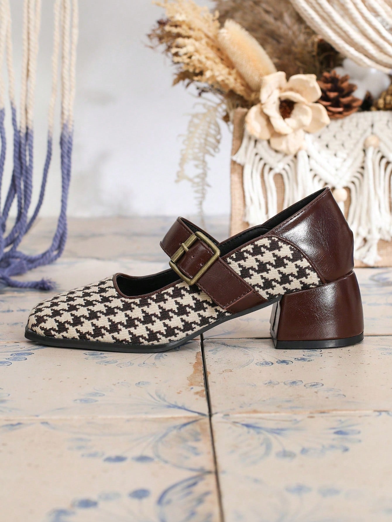 Sapato Bico Quadrado Pied De Poule Com Fivela E Salto Bloco