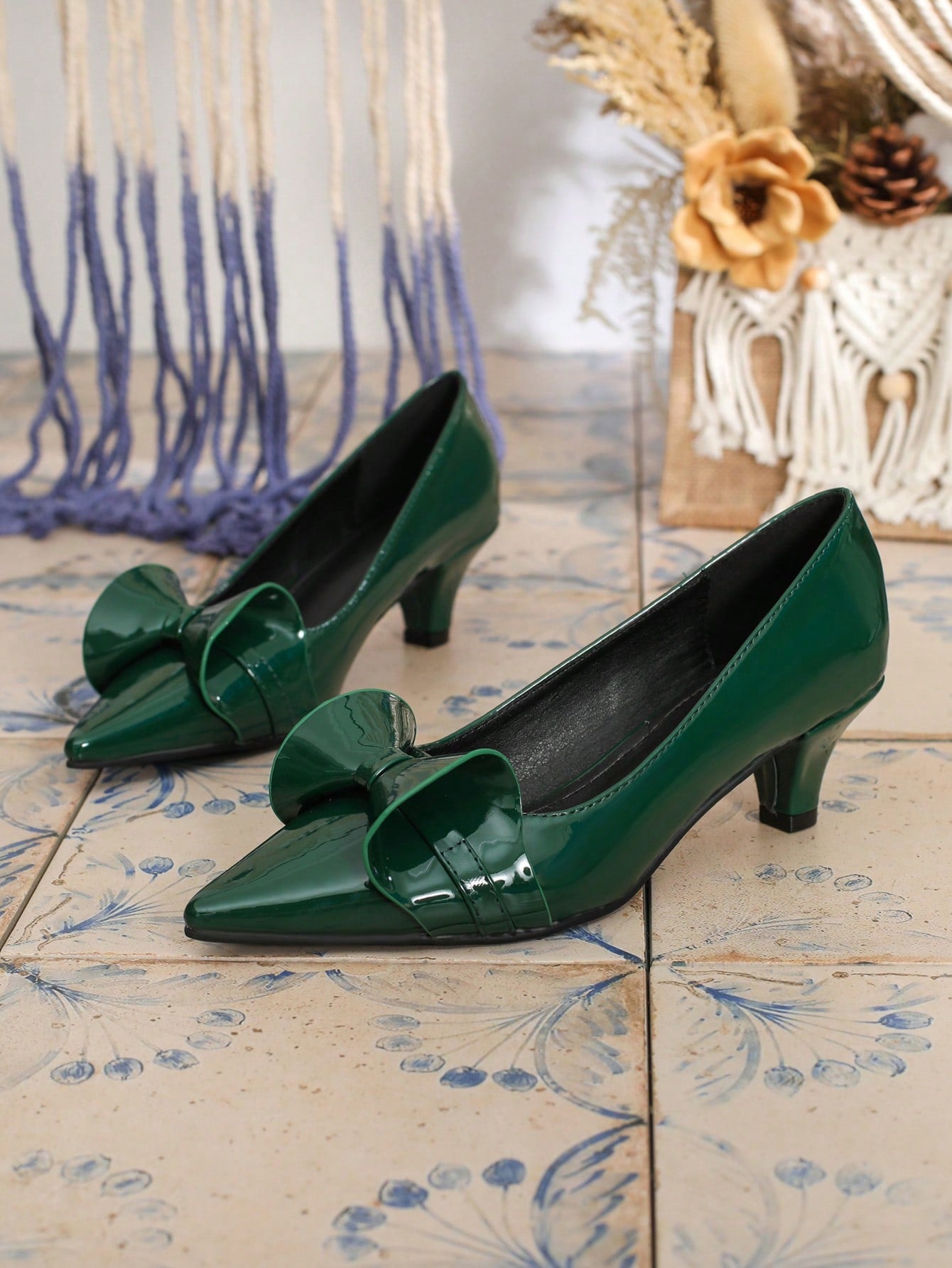 Sapato Verniz Bico Fino Com Laço E Salto Elegante